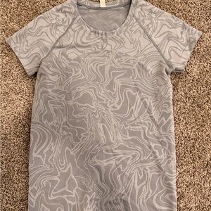 Lululemon Gray Patterned Short Sleeve Shirt